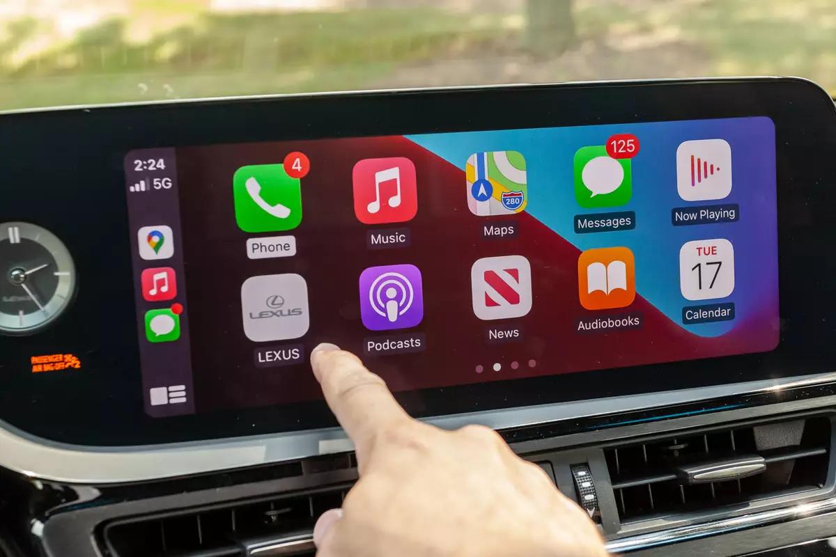 Díky nové funkci Apple CarPlay zaplatíte na čerpací stanici přímo z auta! Jenže…