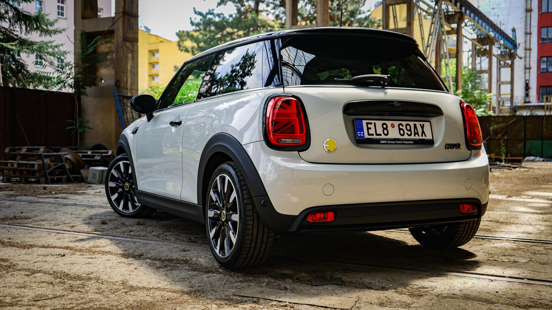 Mini Cooper SE (2022), záď vozu