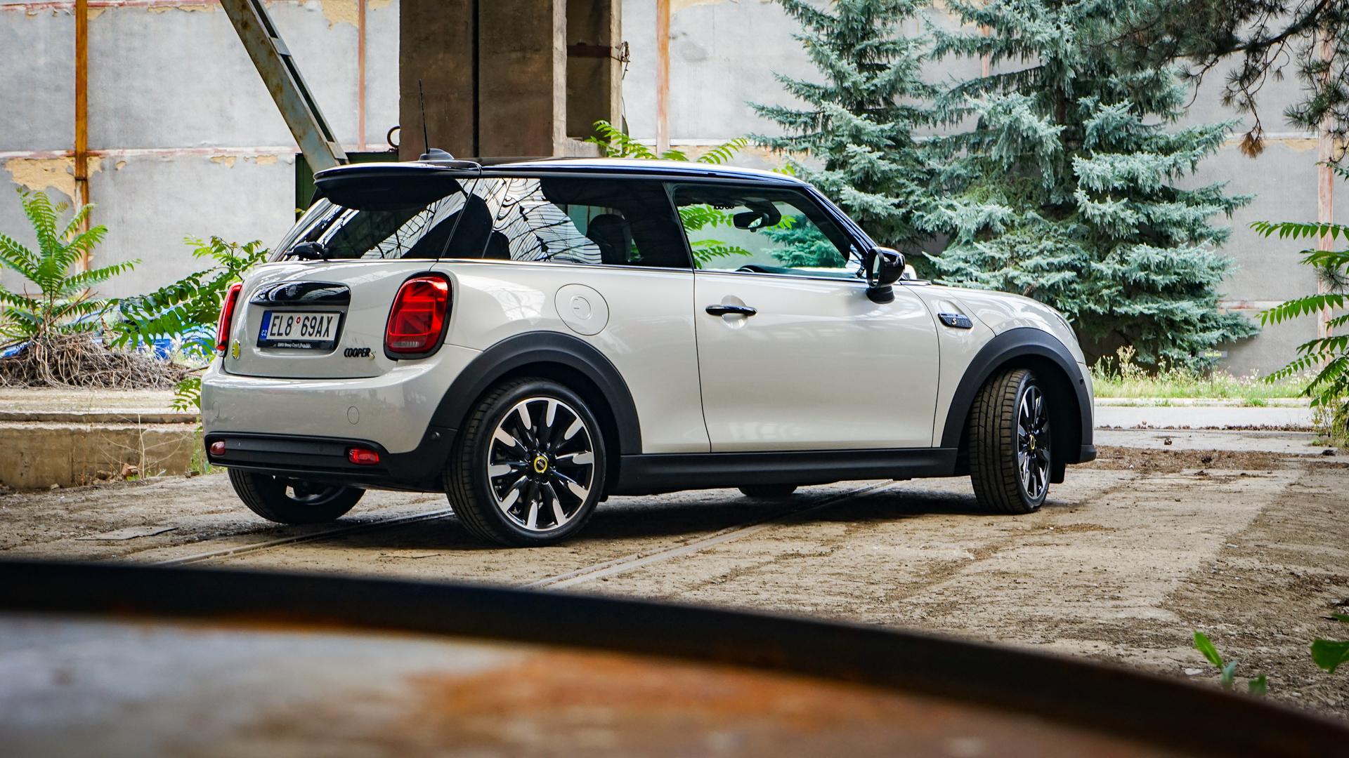 Městský elektromobil Mini Cooper SE (2022)