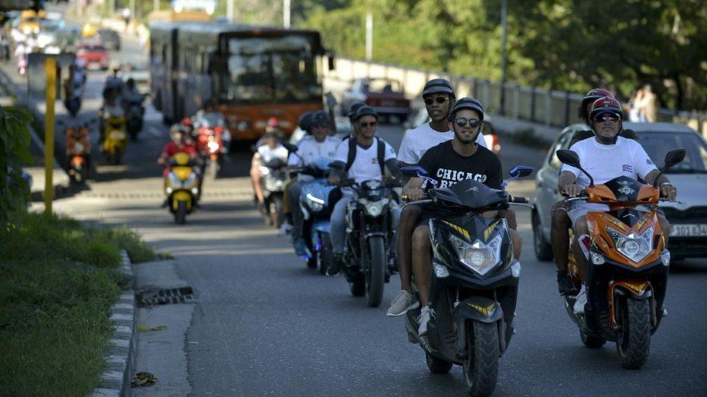 Elektromotorky si podmanily nečekanou destinaci. V ulicích Havany jich jezdí statisíce