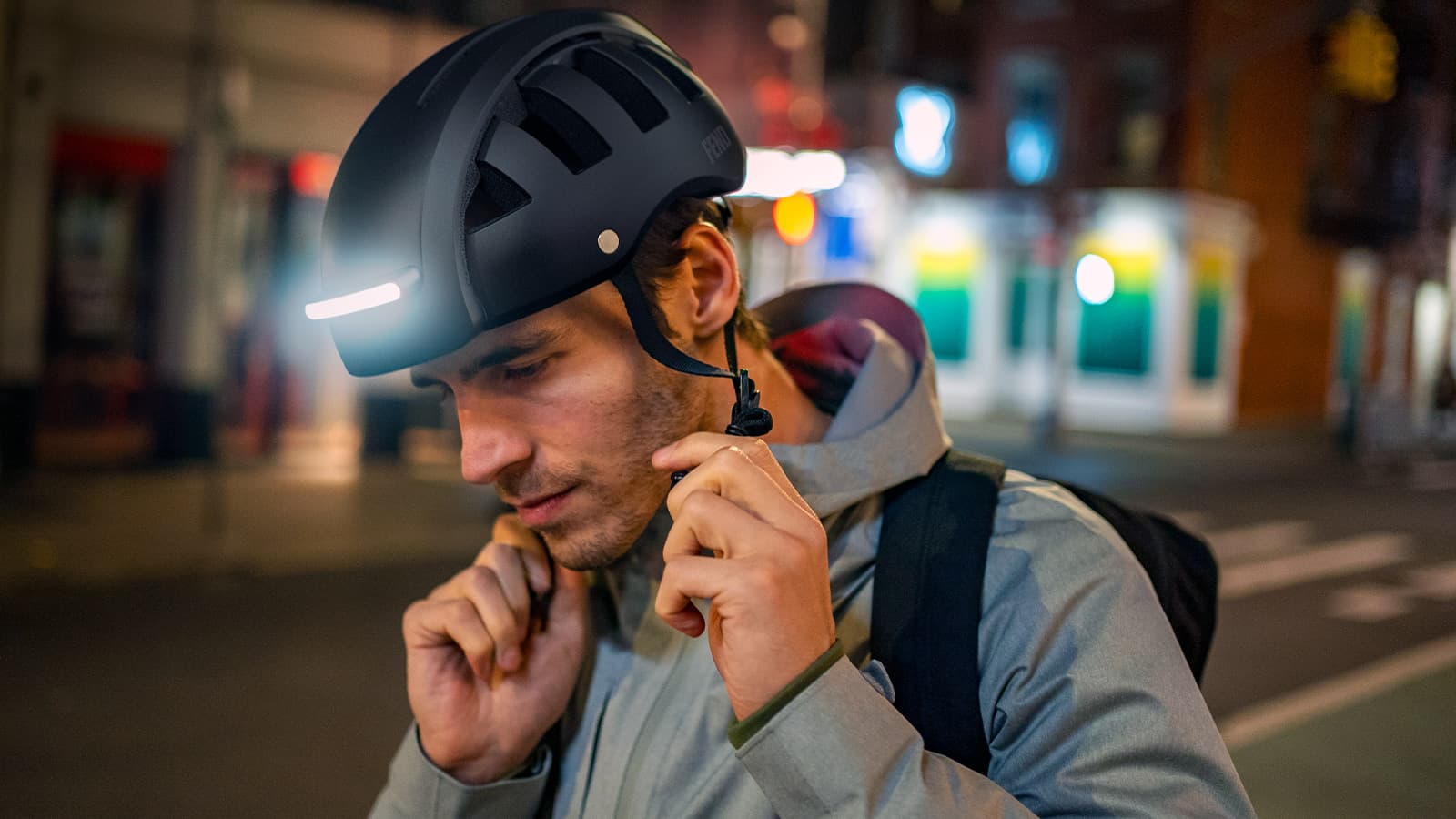 Helma disponuje také světly 