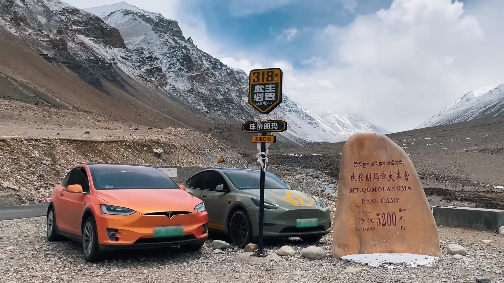 Tesla Model Y a Model Y v základním táboře hory Mount Everest