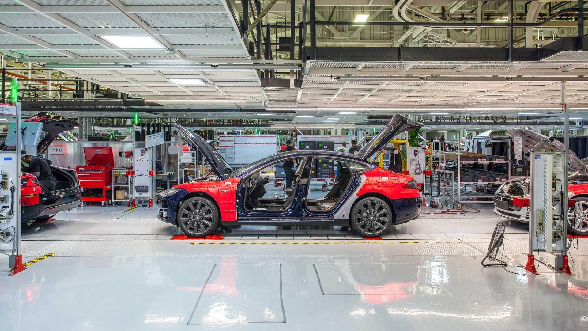 Tesla šetří tím, že vynechává součástky. Budou ji následovat i ostatní automobilky?