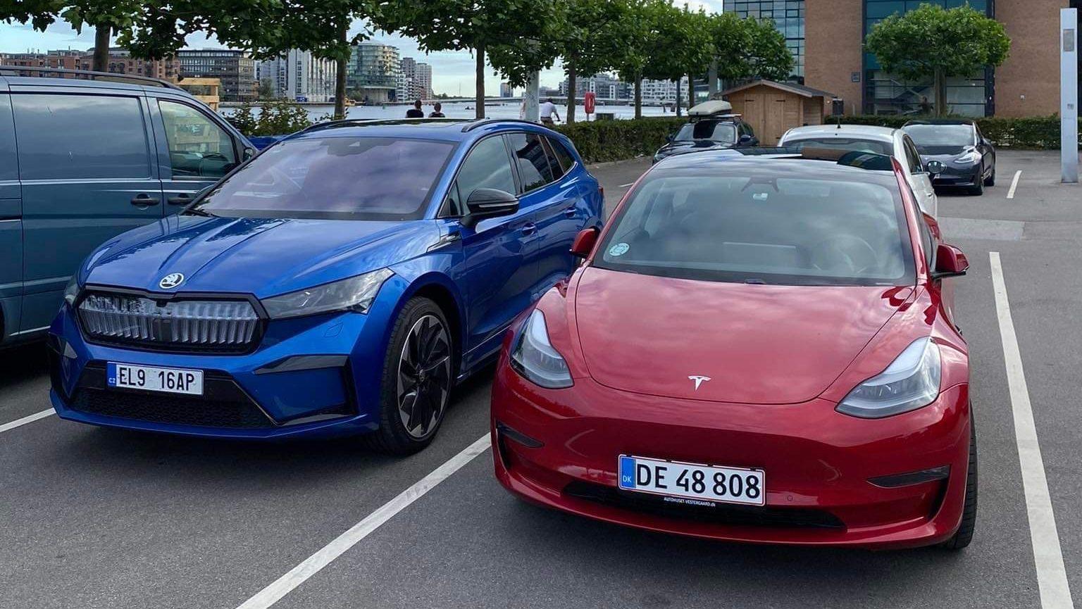 Elektromobilů Tesla tu jezdí opravdu mnoho