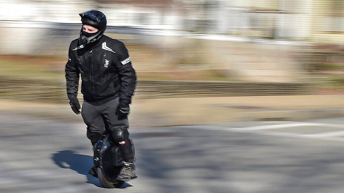 Není tohle přes čáru? Šílenec na elektrické jednokolce předjel kamion ve vysoké rychlosti