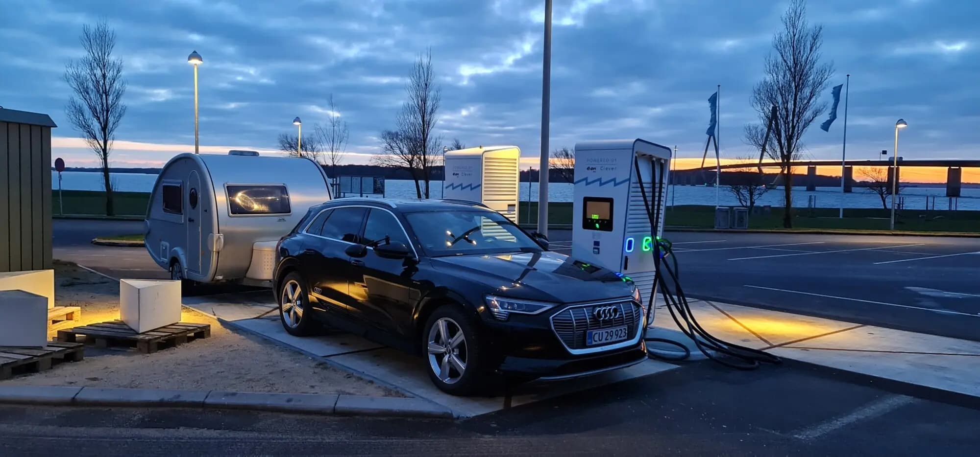 Audi e-tron s karavanem na nabíječce