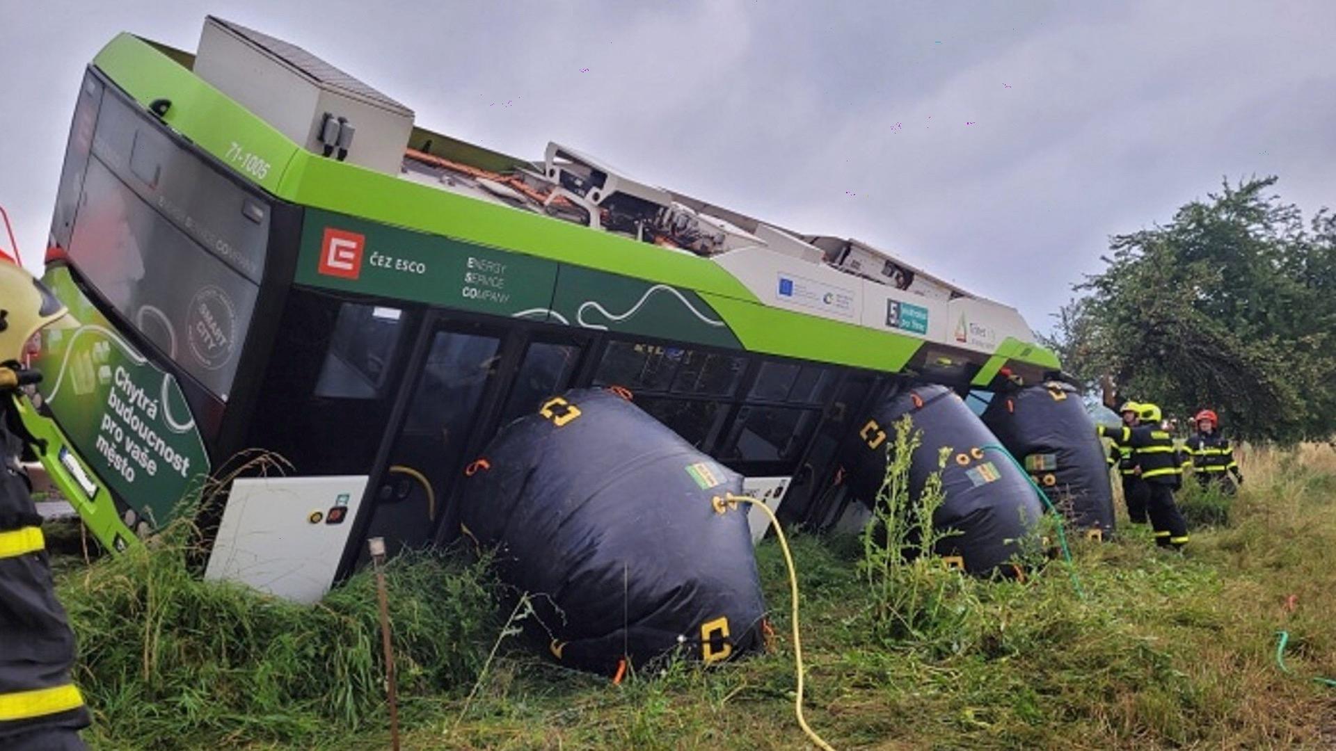 Nehoda elektrického autobusu u Vedryně na Frýdecko-Místecku