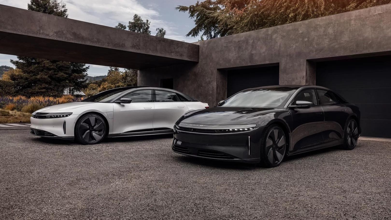 Dvě edice Lucid Air vedle sebe