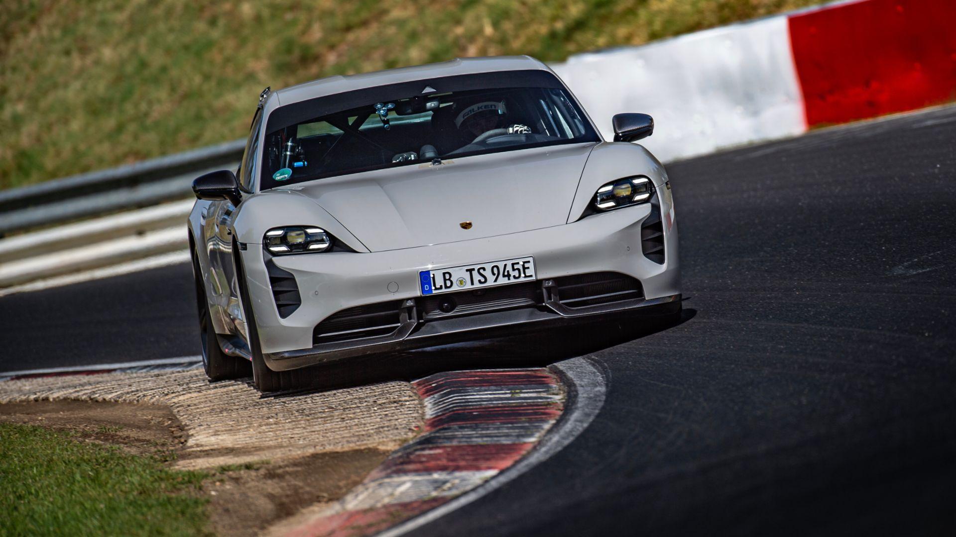 Porsche Taycan zajelo rekordní čas na Nürburgringu, poklekla i nejrychlejší Tesla