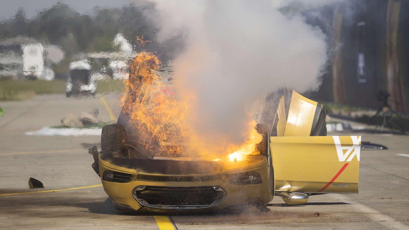 Byl to podvod. Pojišťovna AXA v drsném crashtestu nafejkovala požár Tesly!