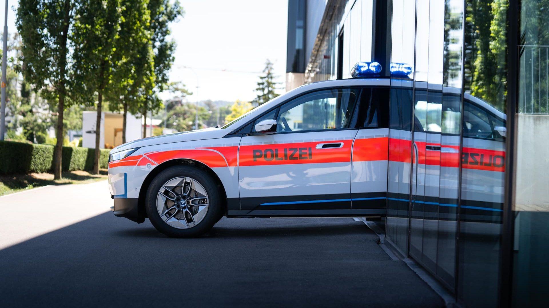 Při jízdě Švýcarskem sundejte nohu z plynu. Tamní policie dostala první BMW iX