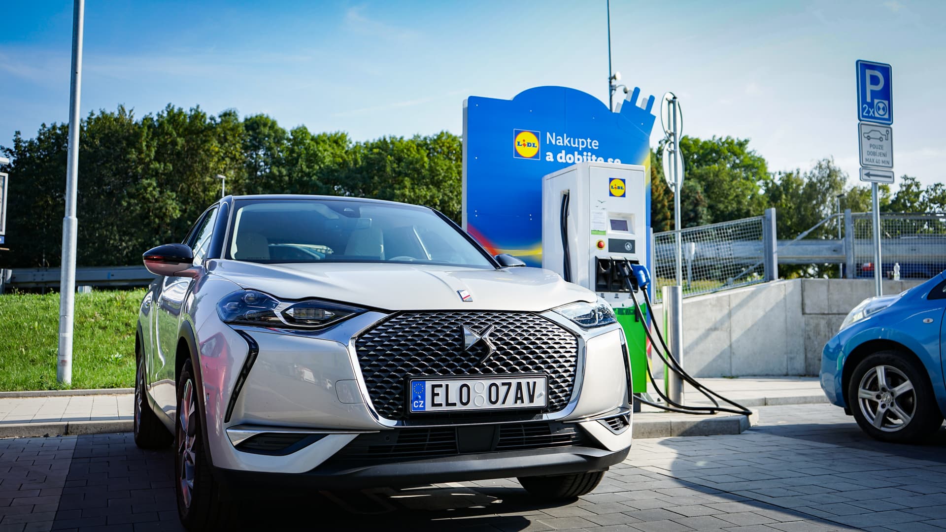 DS3 Crossback E-Tense u nabíječky Lidl | foto: Zdeněk Buček