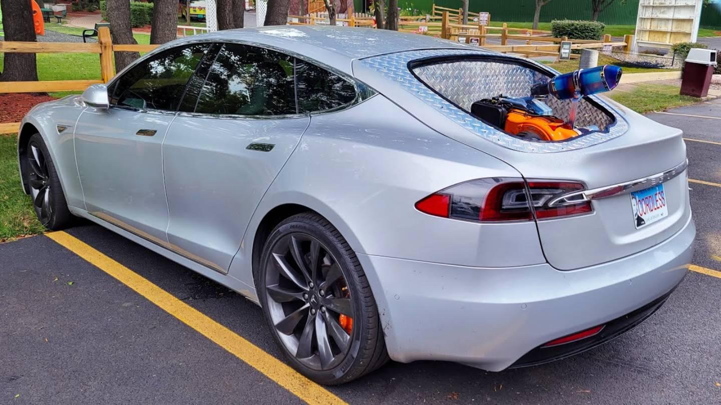 Tesla Model S s generátorem