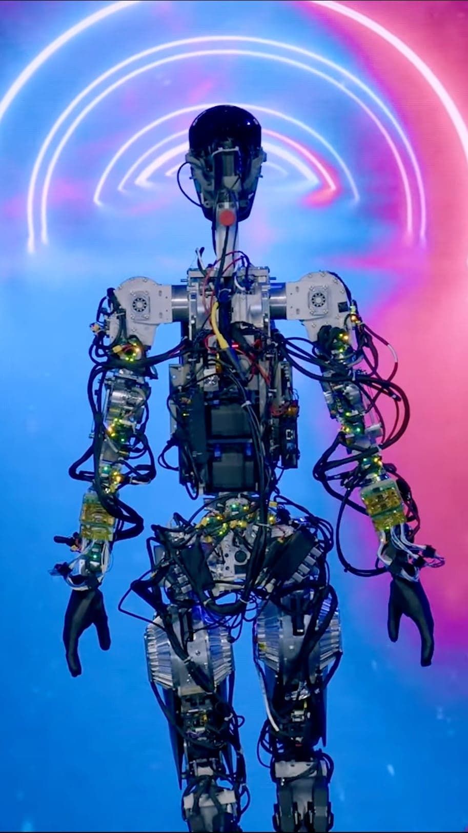 První prototyp robota od Tesly, který umí chodit