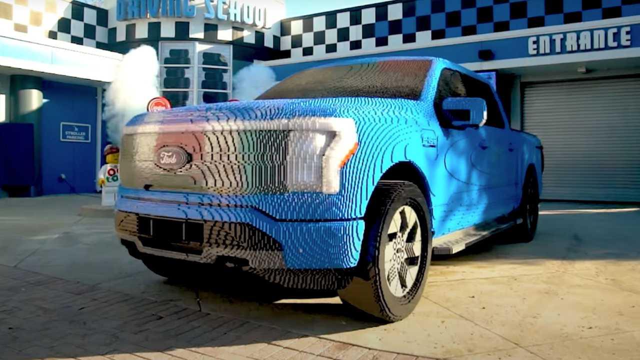 Ford F-150 Lightning postavený z 320 tisíc LEGO kostiček? Výsledek stojí za to