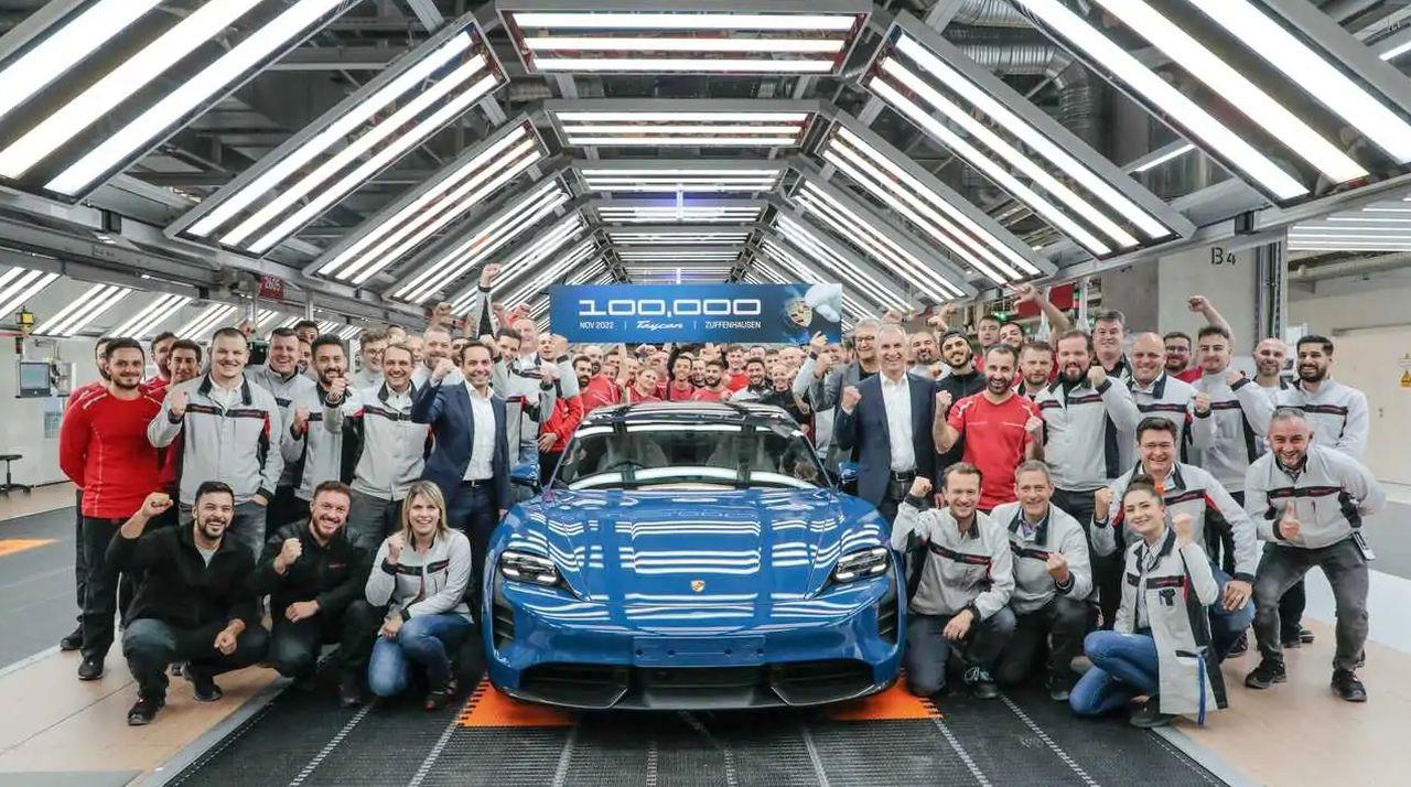 Porsche Taycan je jackpot! Automobilka už vyrobila 100 000 elektromobilů