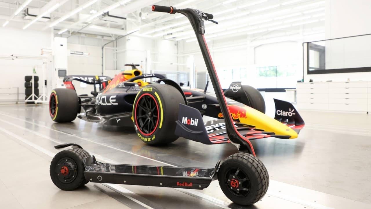 Nový závodní stroj? Elektrokoloběžka od Red Bullu se inspiruje u Formule 1