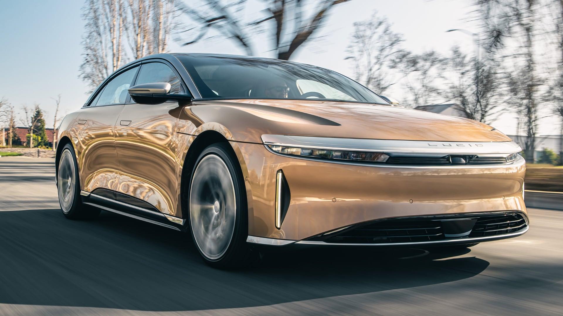 Lucid Air vzplál na parkovišti. Požár elektromobilu zlikvidovali přivolaní hasiči