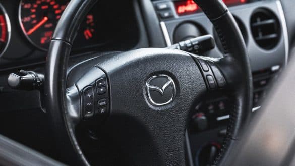 Mazda má silné vyhřívání sedaček, způsobuje popáleniny. Případ míří k soudu
