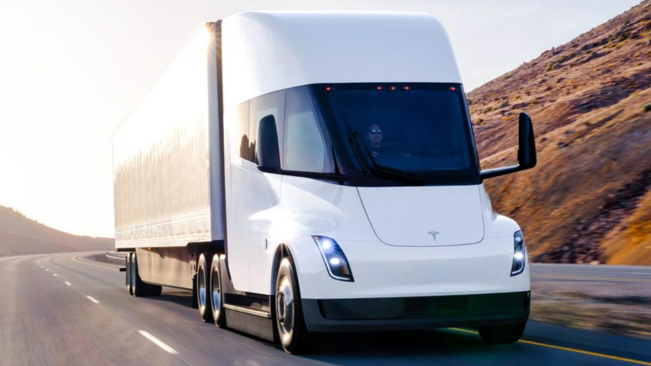 Tahač Tesla Semi má za sebou nehodu na americké dálnici. Začal hořet