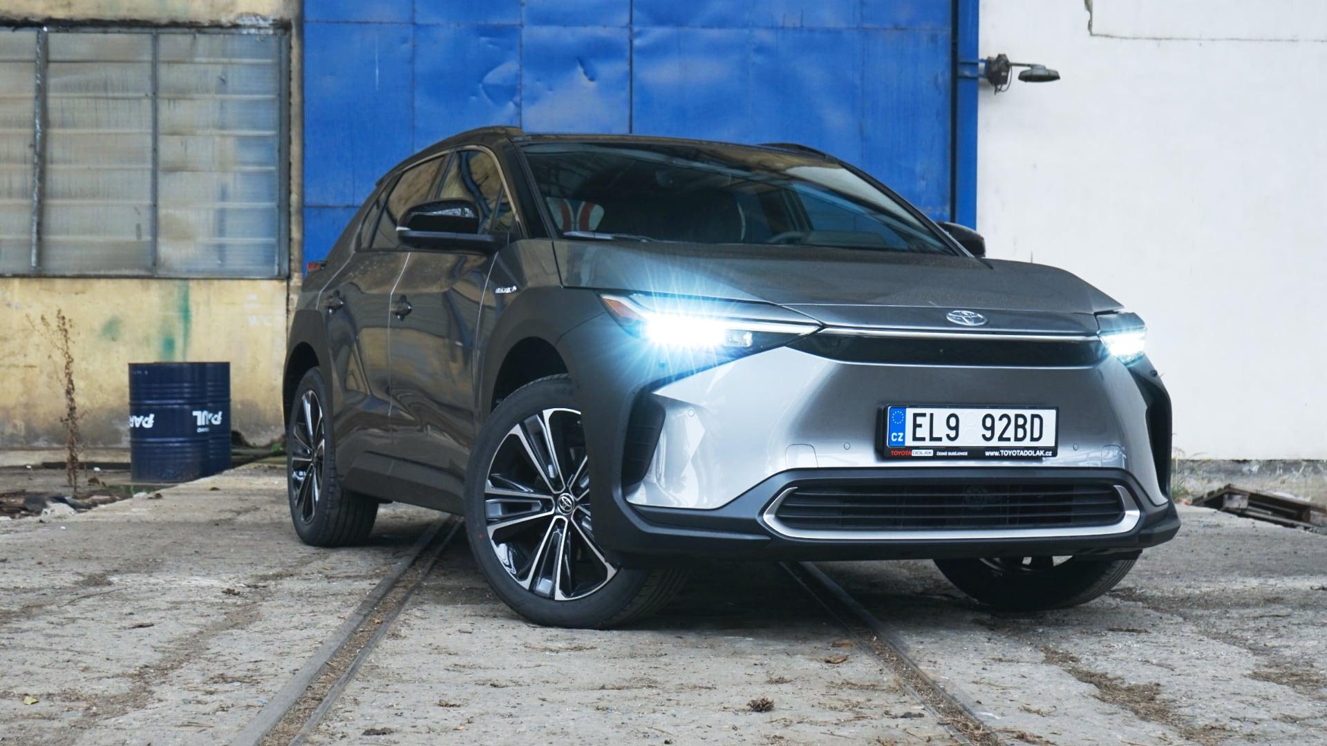 Test Toyota bZ4X – Vyrobit fantastický elektromobil není jen tak