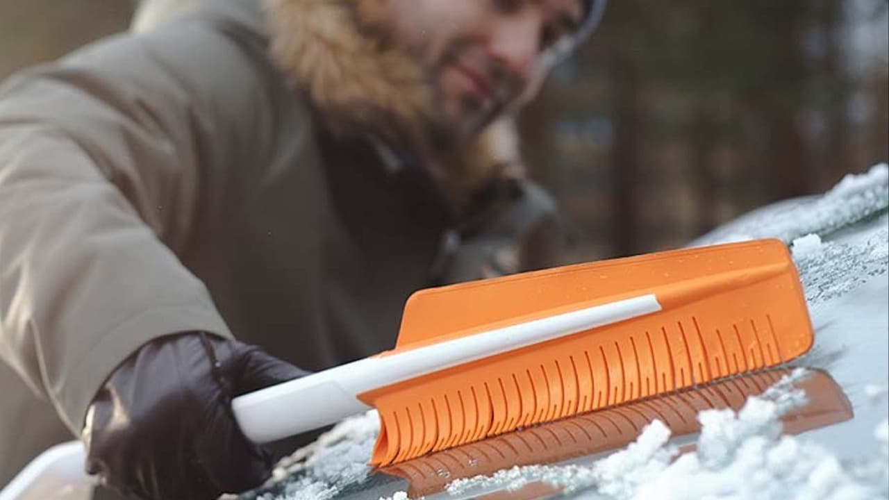 Fiskars SnowXpert je škrabka na auto s kartáčem