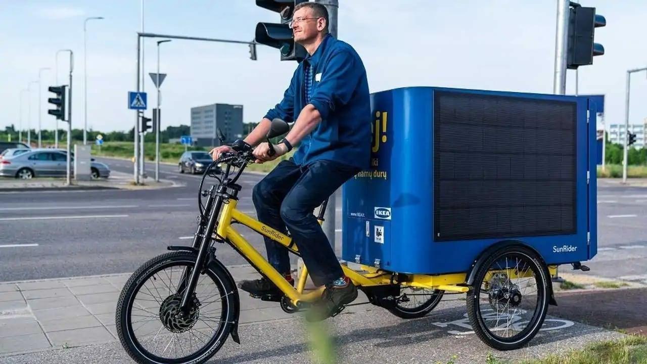 IKEA na to zase jednou kápla. Zboží doručuje na solárních elektrokolech