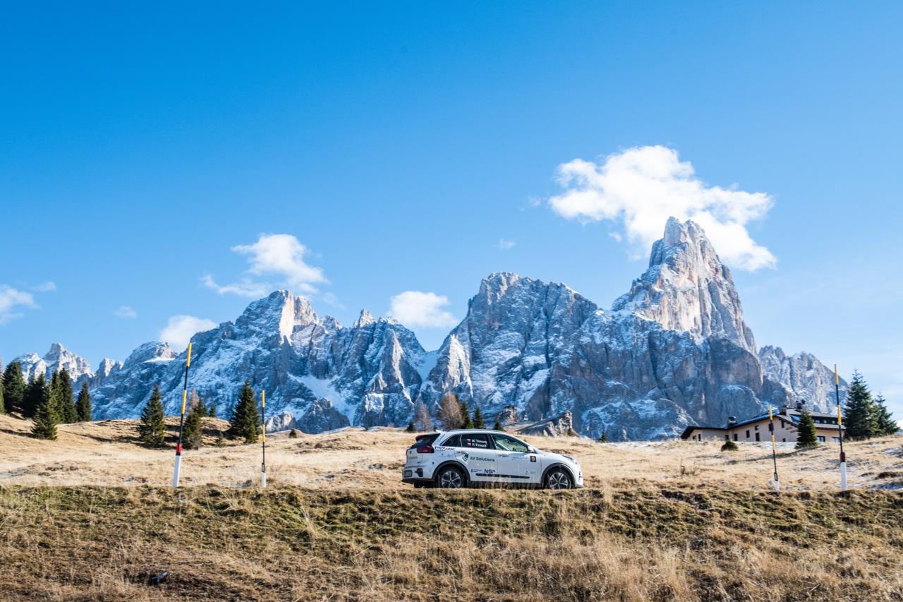 Závody elektromobilů FIA v italských Dolomitech. Jak si vedla zkušená česká posádka?