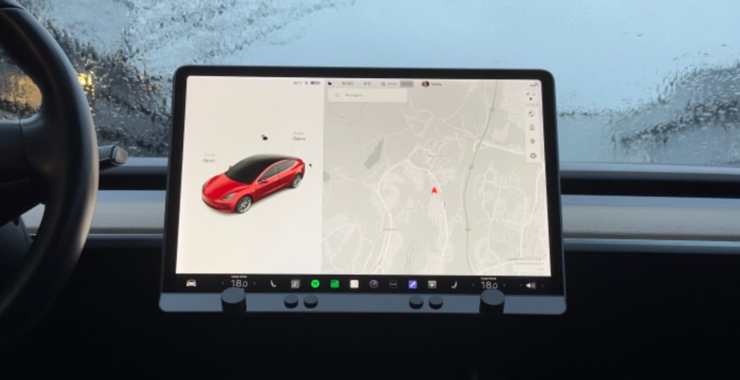 Ovládací panel s fyzickými tlačítky pro Teslu Model 3 a Y