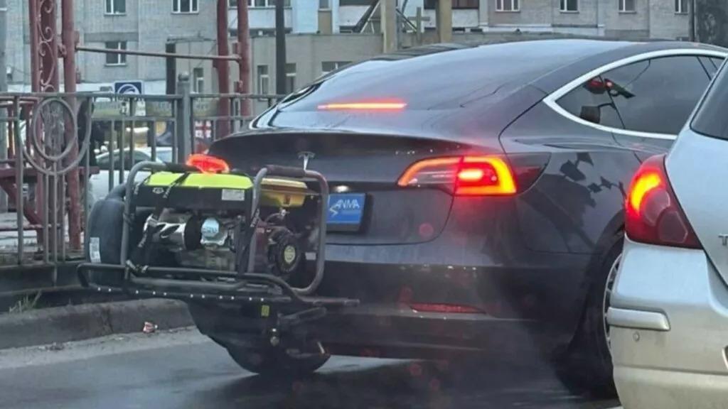 Virální fotka, nad kterou budete dumat i vy. Na Ukrajině jezdí Tesla s generátorem