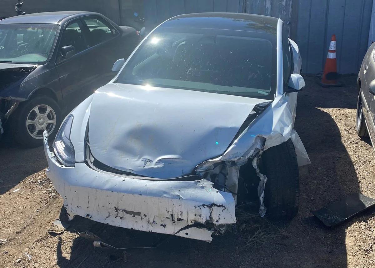 Tesla Model 3 narazila poté, co její řidič omdlel