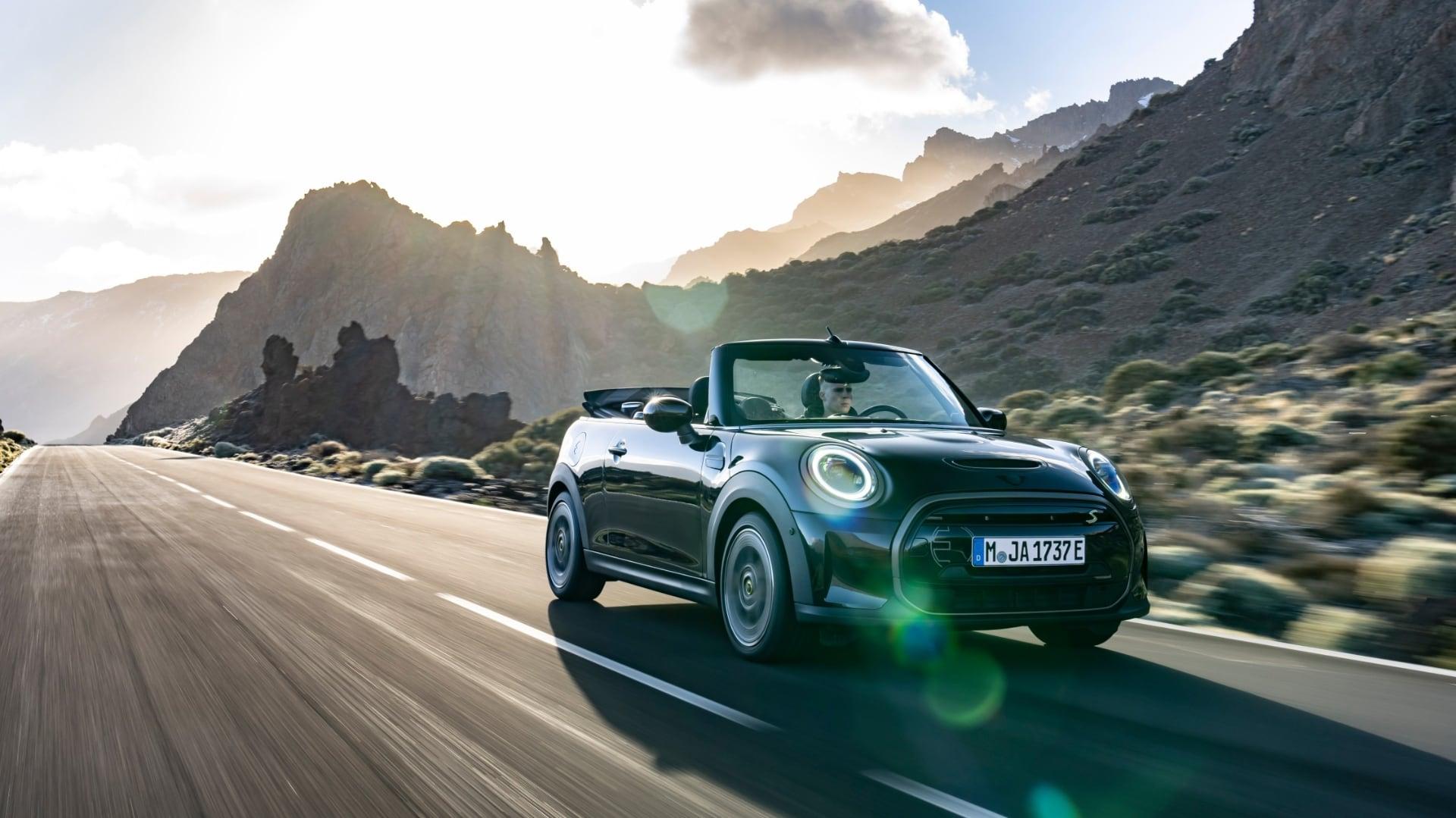 Mini Cooper SE Cabrio oficiálně. Čím zaujme mrňavý elektrický kabriolet?