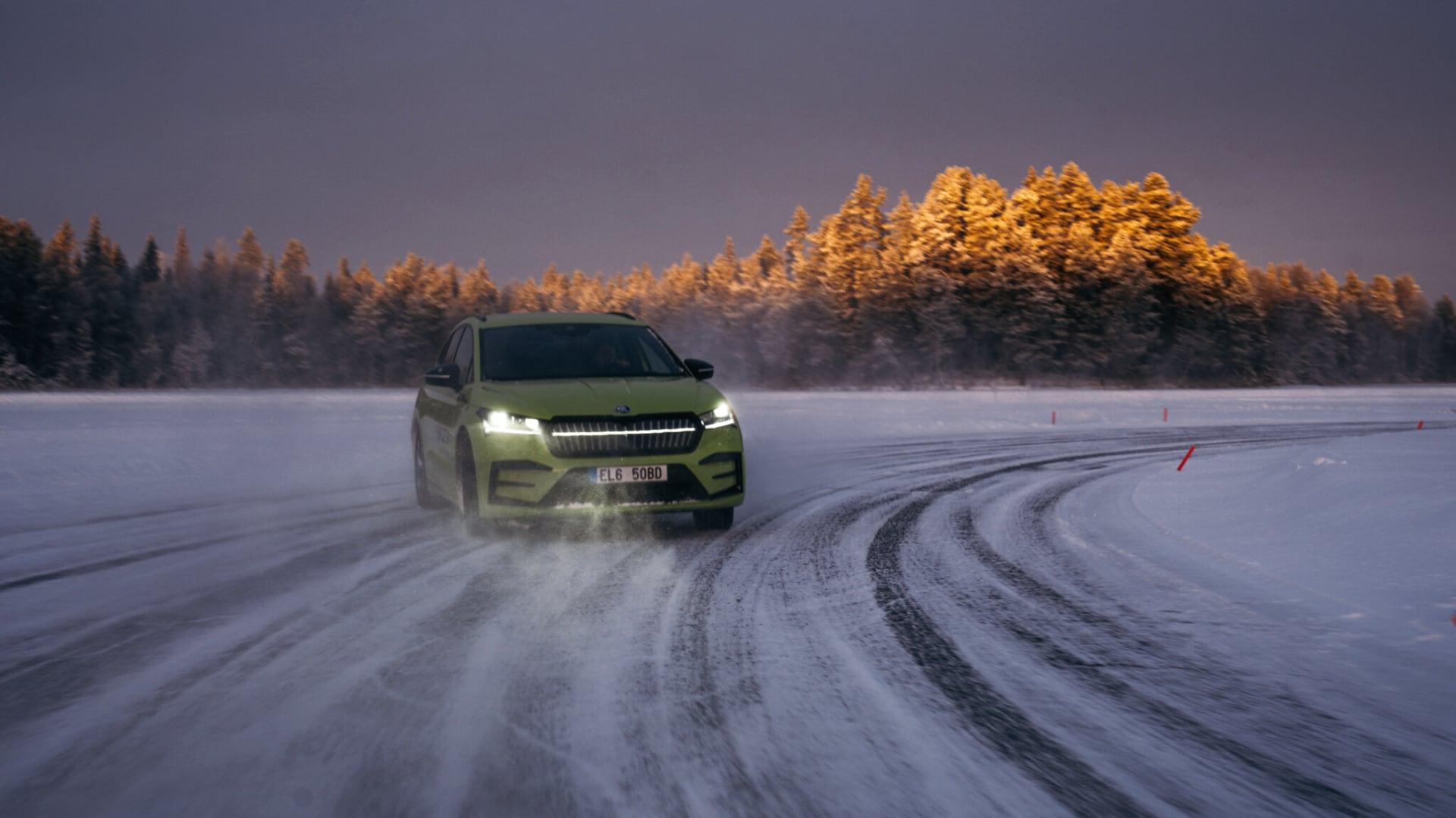 Enyaq driftoval přes 7 km v kuse! Rekordní jízda proběhla na zamrzlém jezeře