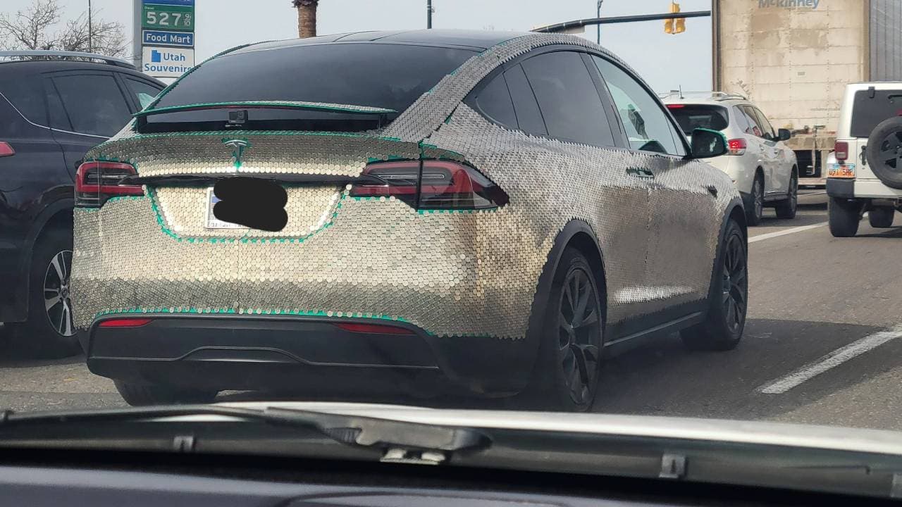 Tesla Model X obalená v niklových mincích