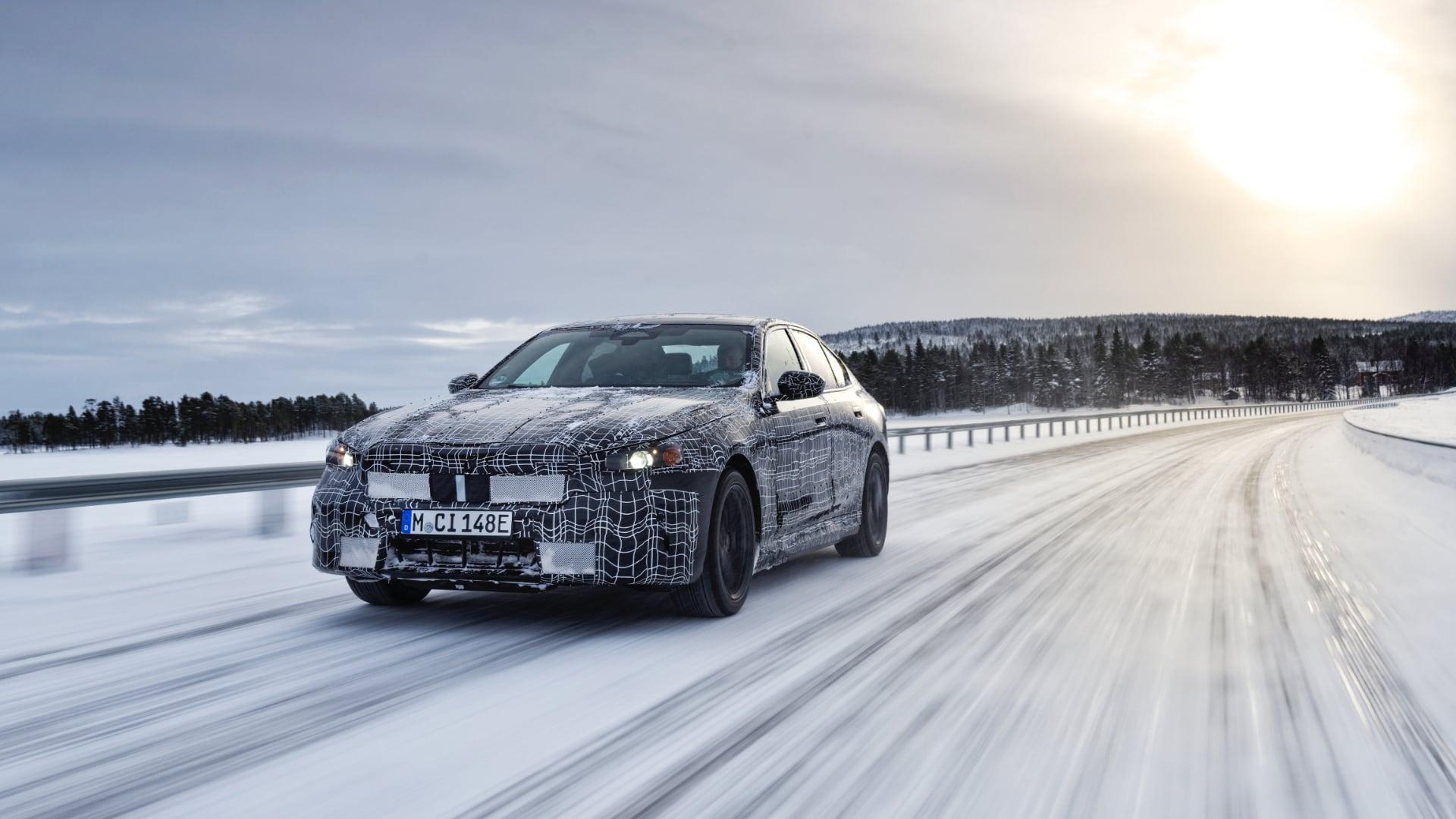 BMW i5 zvládne i to nejhorší. Elektromobil prošel náročnými zimními testy