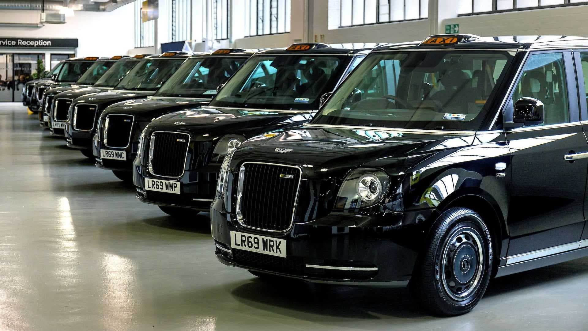 Černé elektrické taxi LEVC TX
