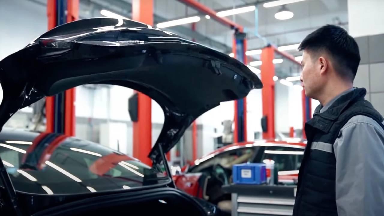 Tesla Model 3, otevřený kufr