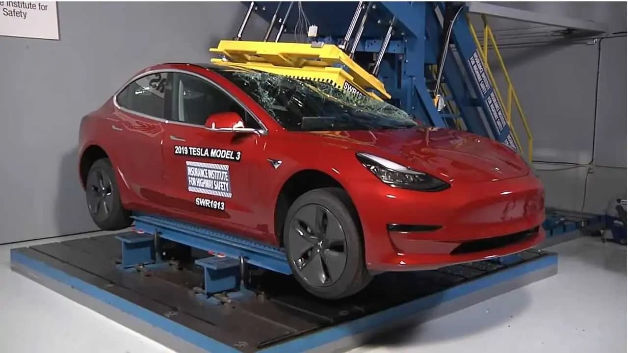 Zátěžový test pevnosti střechy vozu Tesla Model 3
