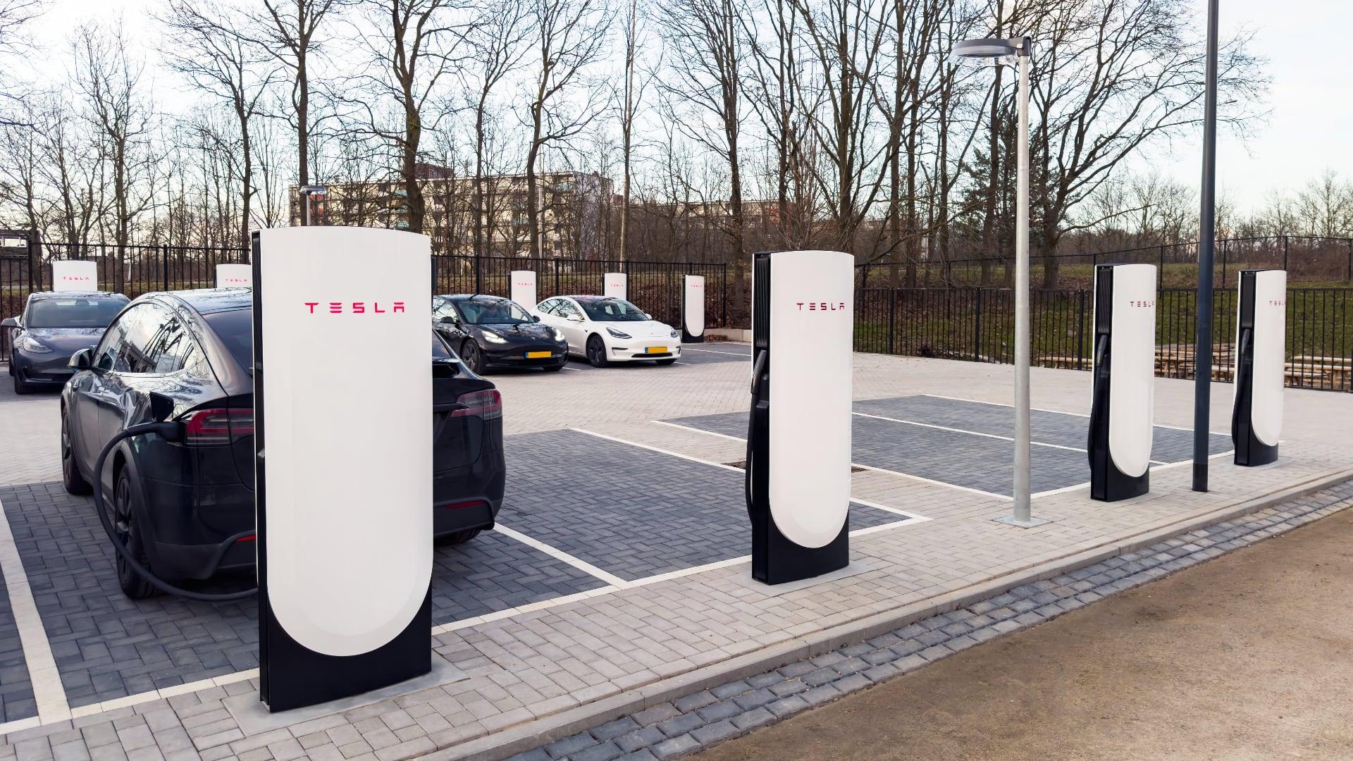 Tesla Supercharger V4 je tu. Těšte se na přelomové inovace, víme jaké