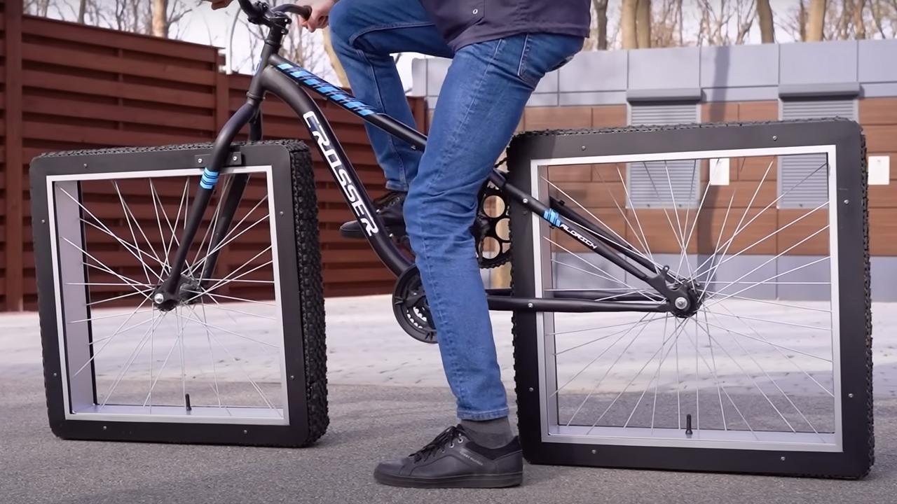 Bizár, nebo naprostá genialita? Youtuber vytvořil bicykl se čtvercovými koly