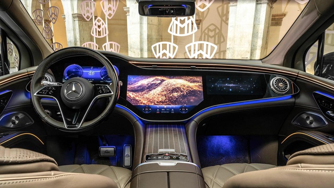 Interiér ve voze Mercedes-Maybach EQS 680 SUV