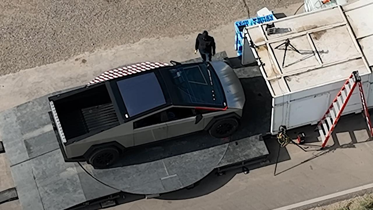 Tesla Cybertruck s obřím stěračem