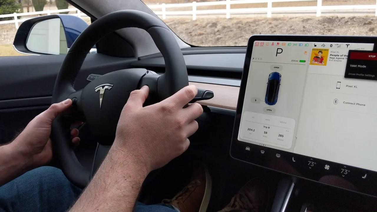 Tesla Model 3, restart systému