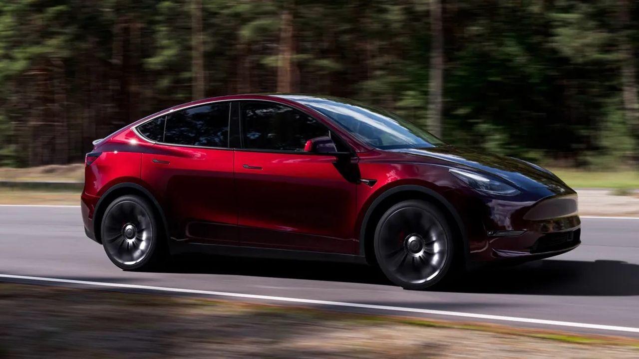 Tesla Model Y v barvě Midnight Cherry Red