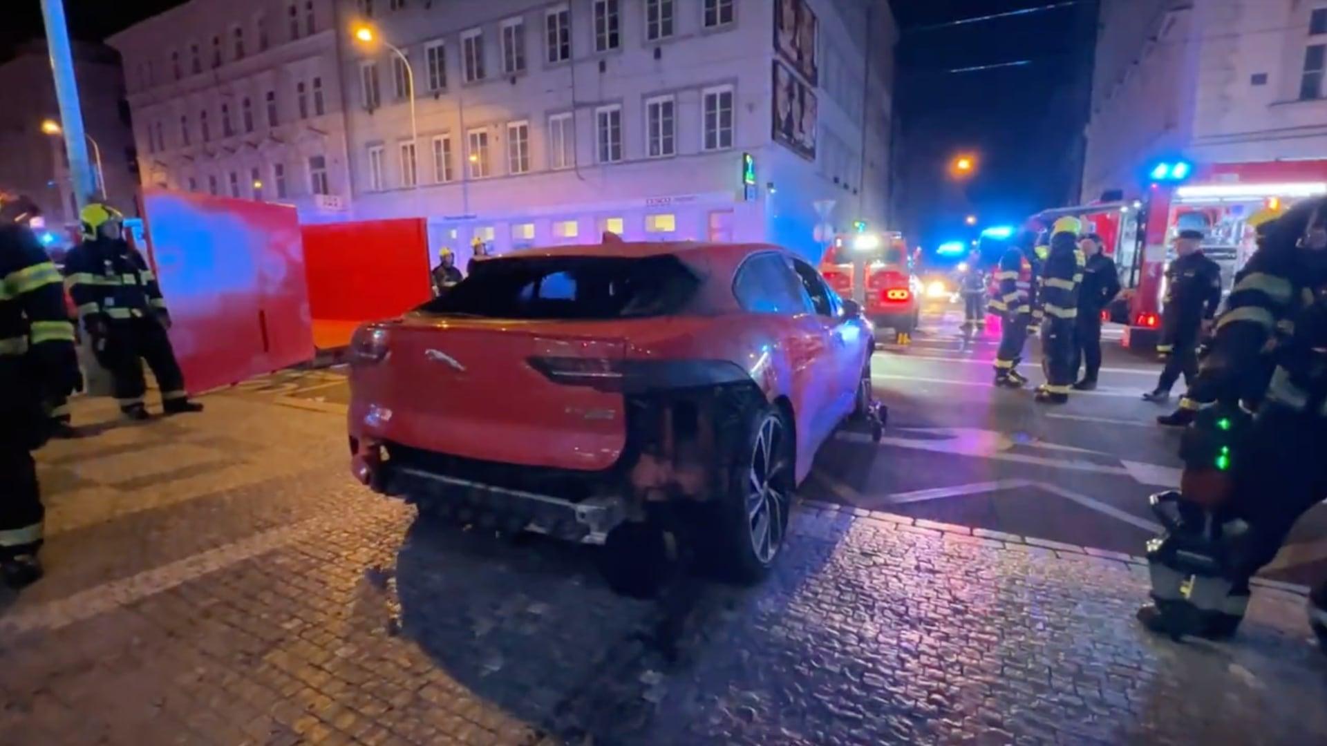 Požár elektromobilu Jaguar I-Pace v pražské podzemní garáži