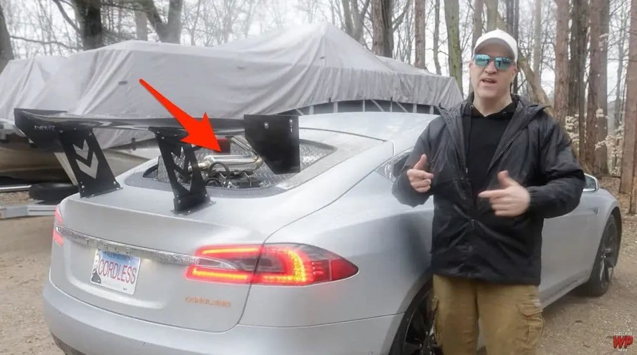 Mikka říká, že jeho Tesla nepotřebuje nabíječku