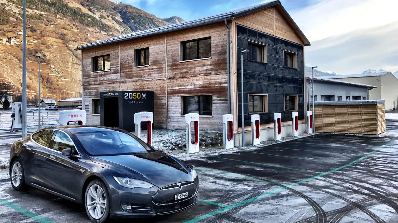 Tesla Supercharger v horách