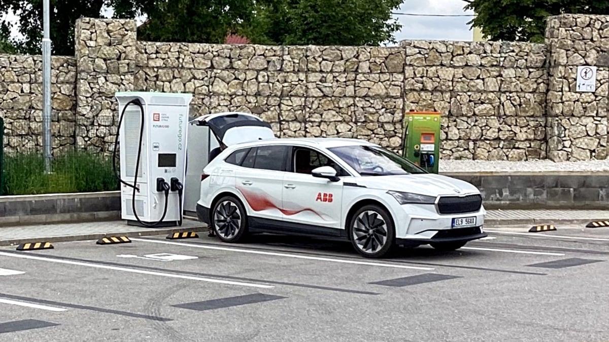 ČEZ otevřel nejrychlejší nabíječku. Má výkon 360 kW, jde o druhý exemplář