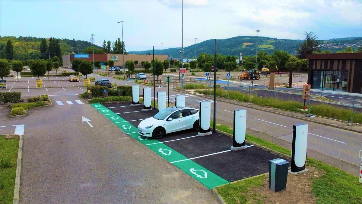 Tesla otevřela v Evropě již třetí modernizovanou nabíječku Supercharger V4