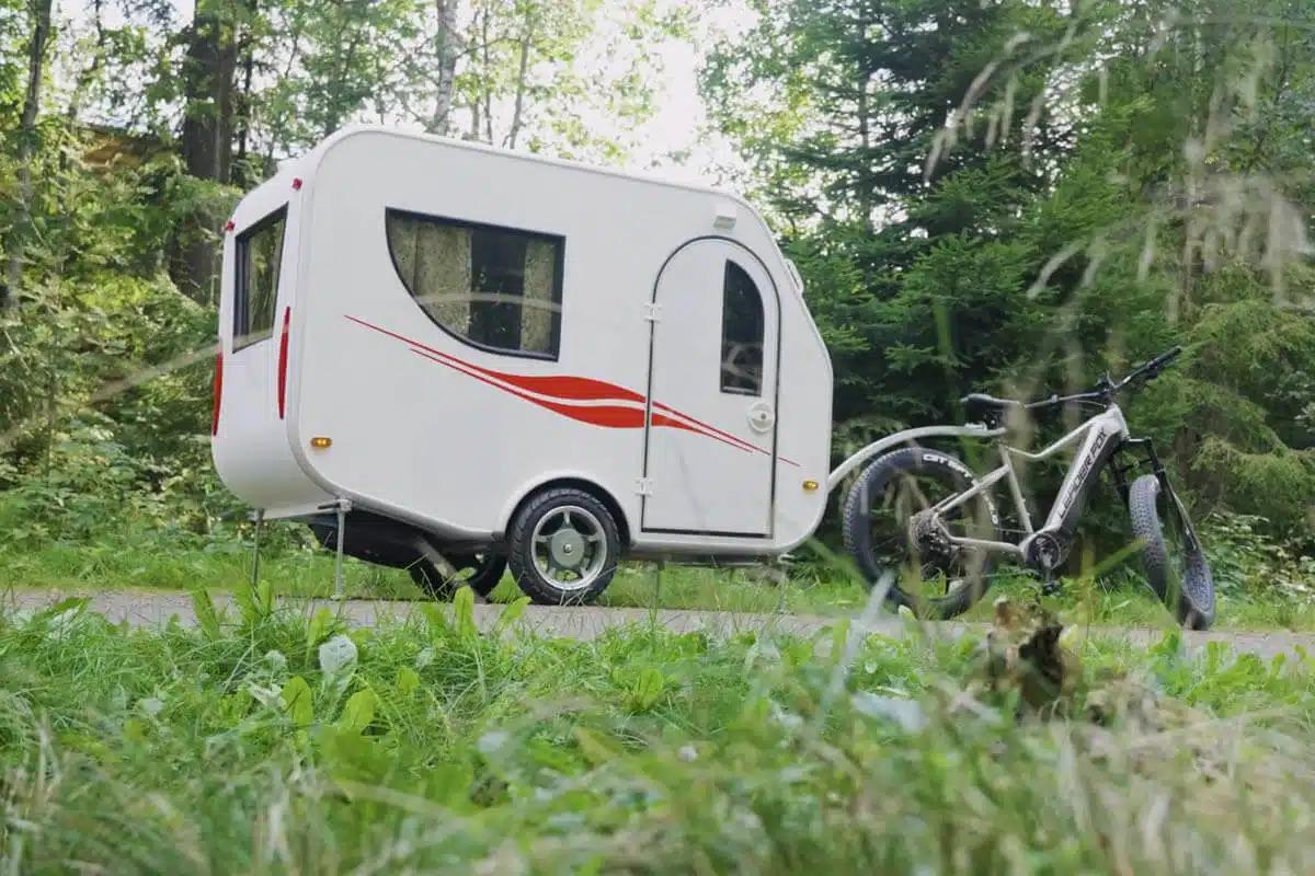 Geniální nápad, nebo hloupost? Tenhle karavan zapřáhnete za elektrokolo